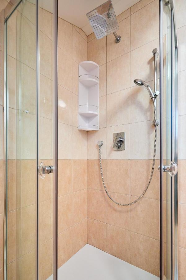 Helton Seaview Apartments オラサック エクステリア 写真